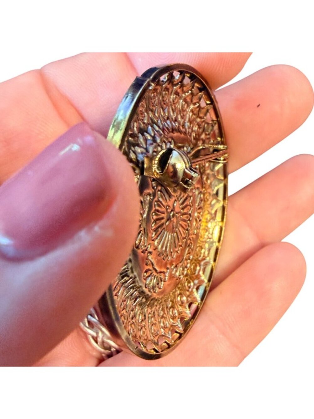 Vintage 1950s Reverse Carved Lucite Renaissance Lady Brooch New Old Stock - Picture 4 of 5